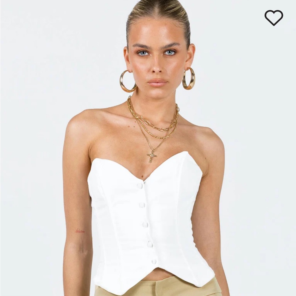 New with tags white strapless corset with a sweetheart neckline and slim fit.